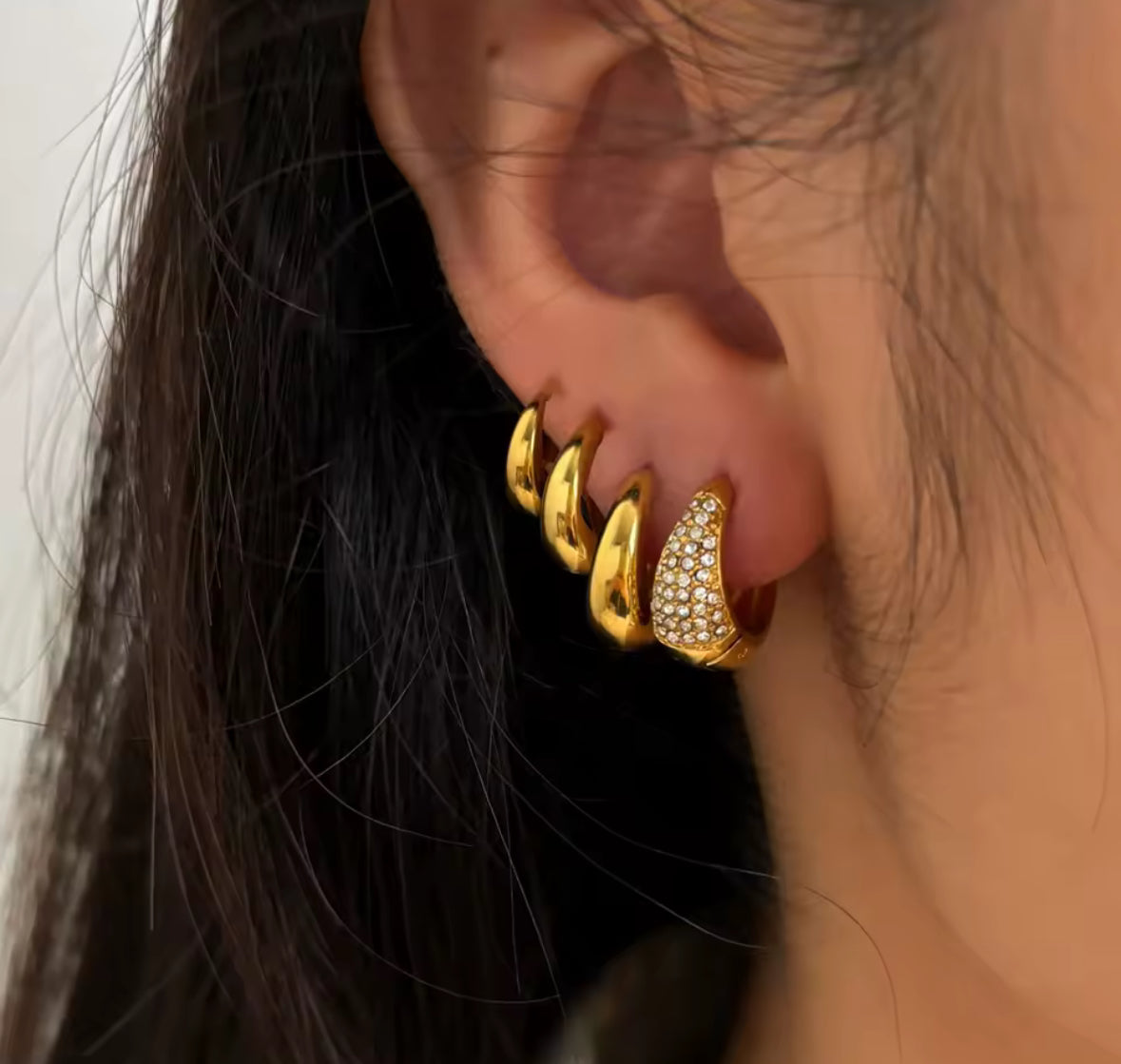 Chunky huggy earring